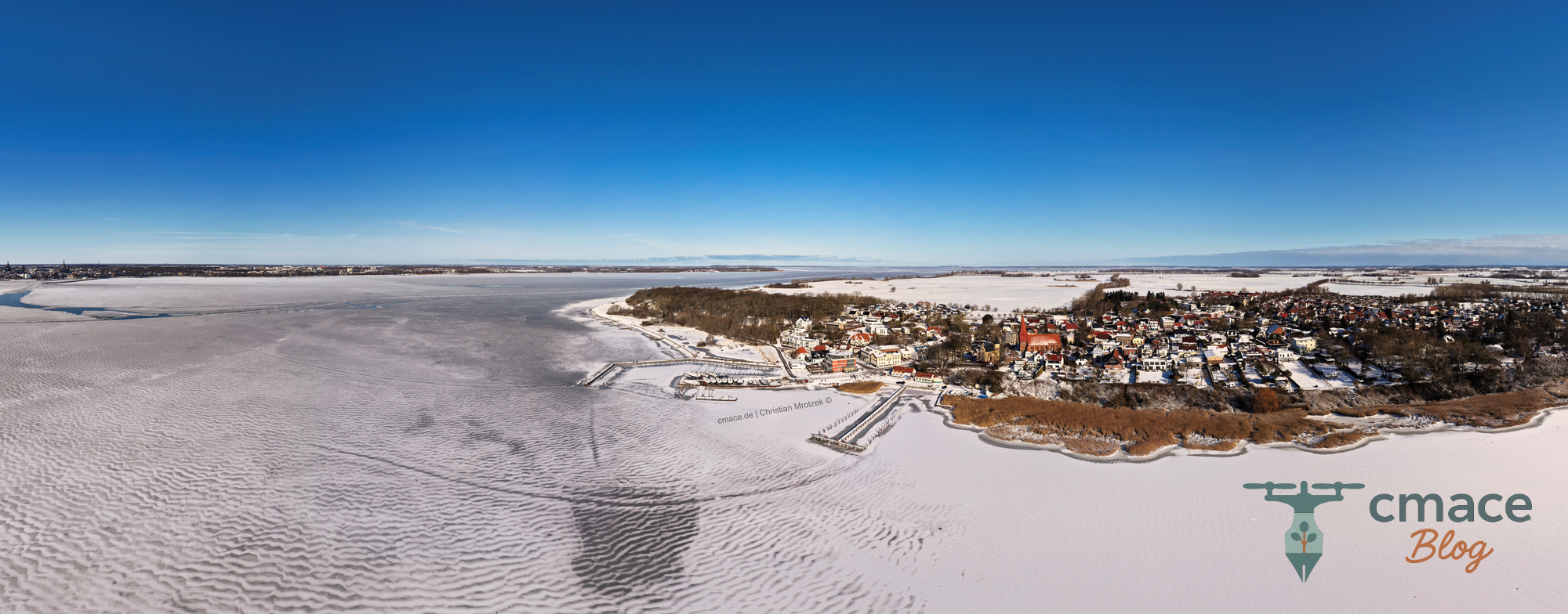 Blick über den winterlichen Strelasund nach Altefähr