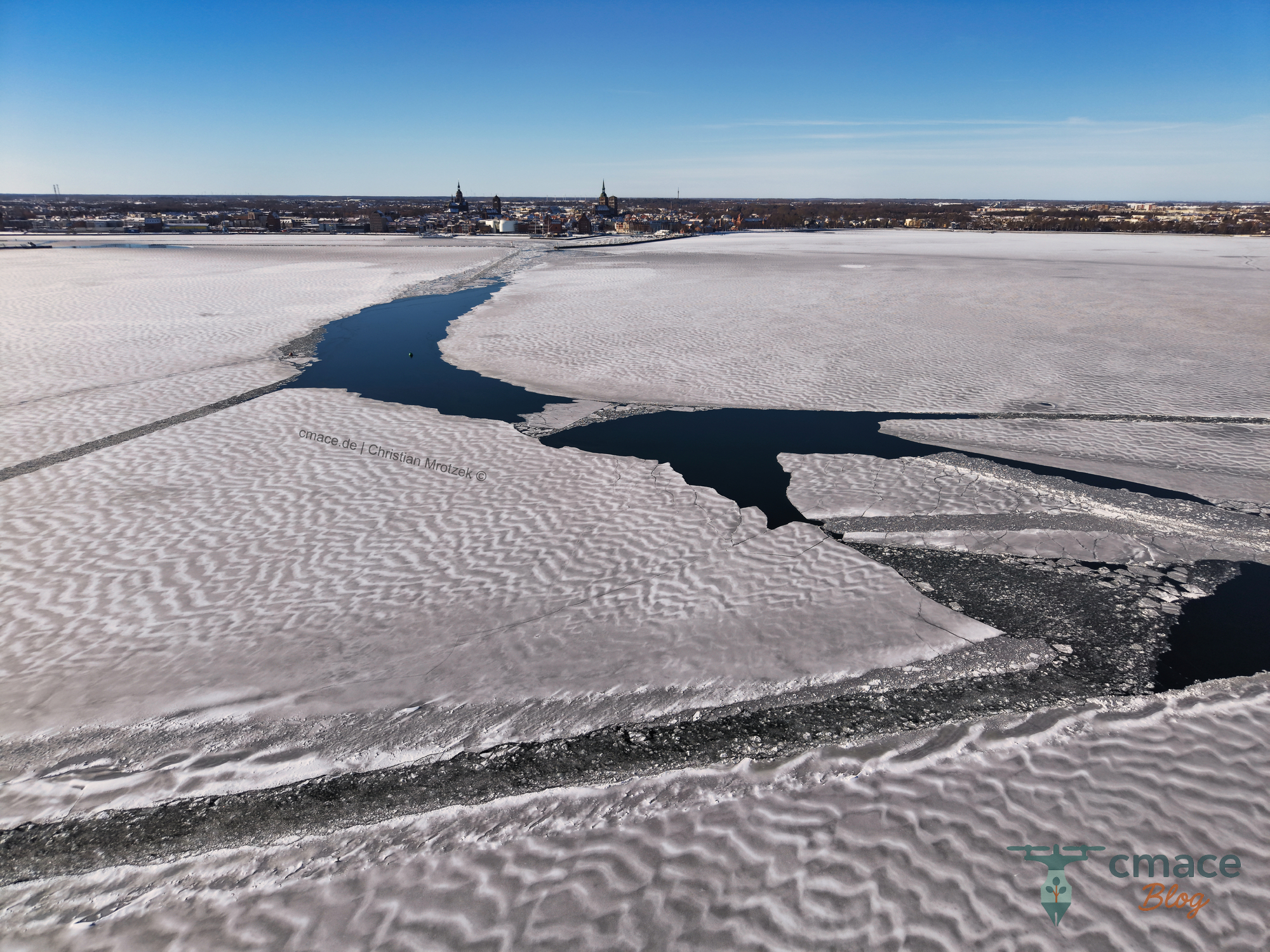 Stralsund vom Himmel: Eisschollen und die offene Schifffahrt
