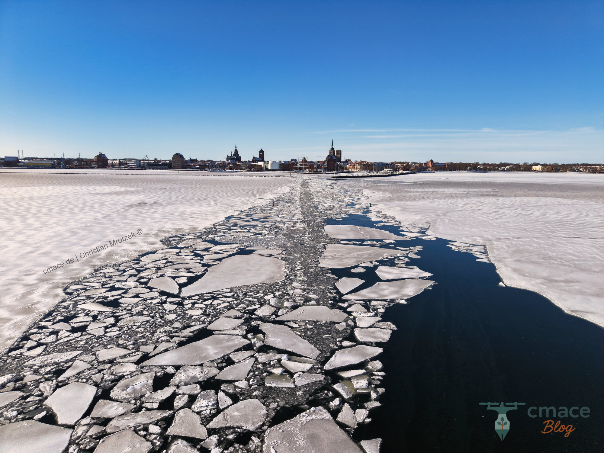 Eis und Fahrrinne: Blick zum Stralsunder Hafen