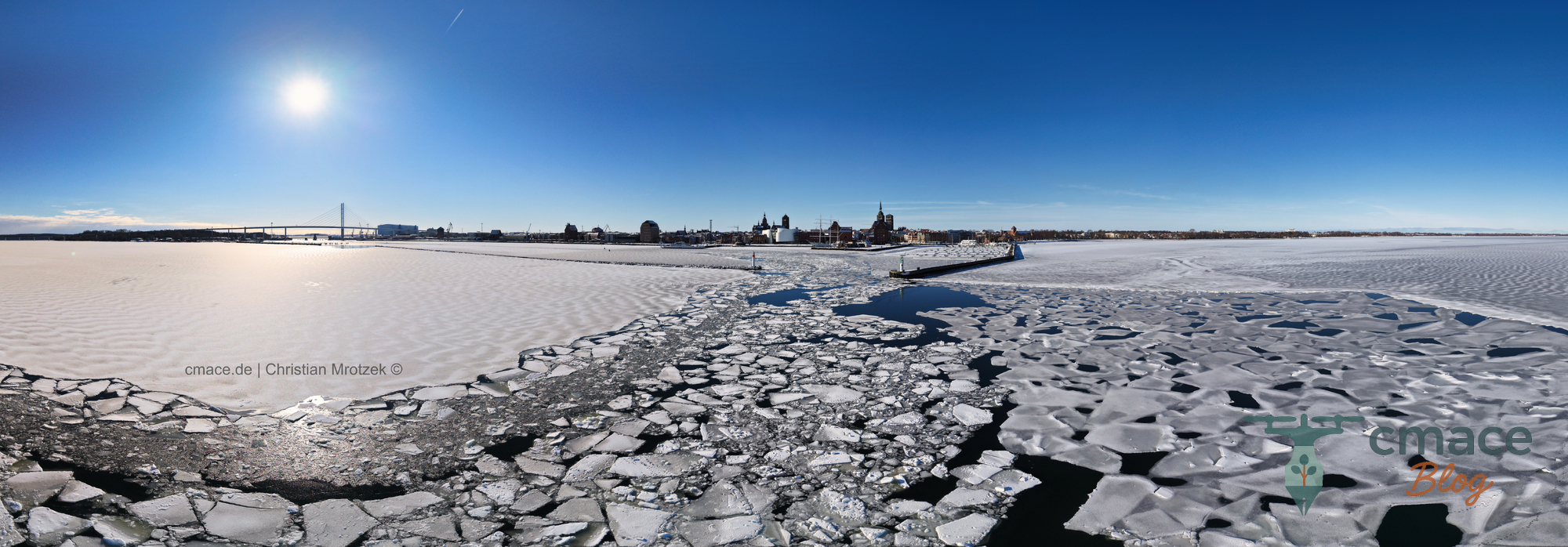 Panorama: Hafen, Strelasundbrücke und Werft im Eis