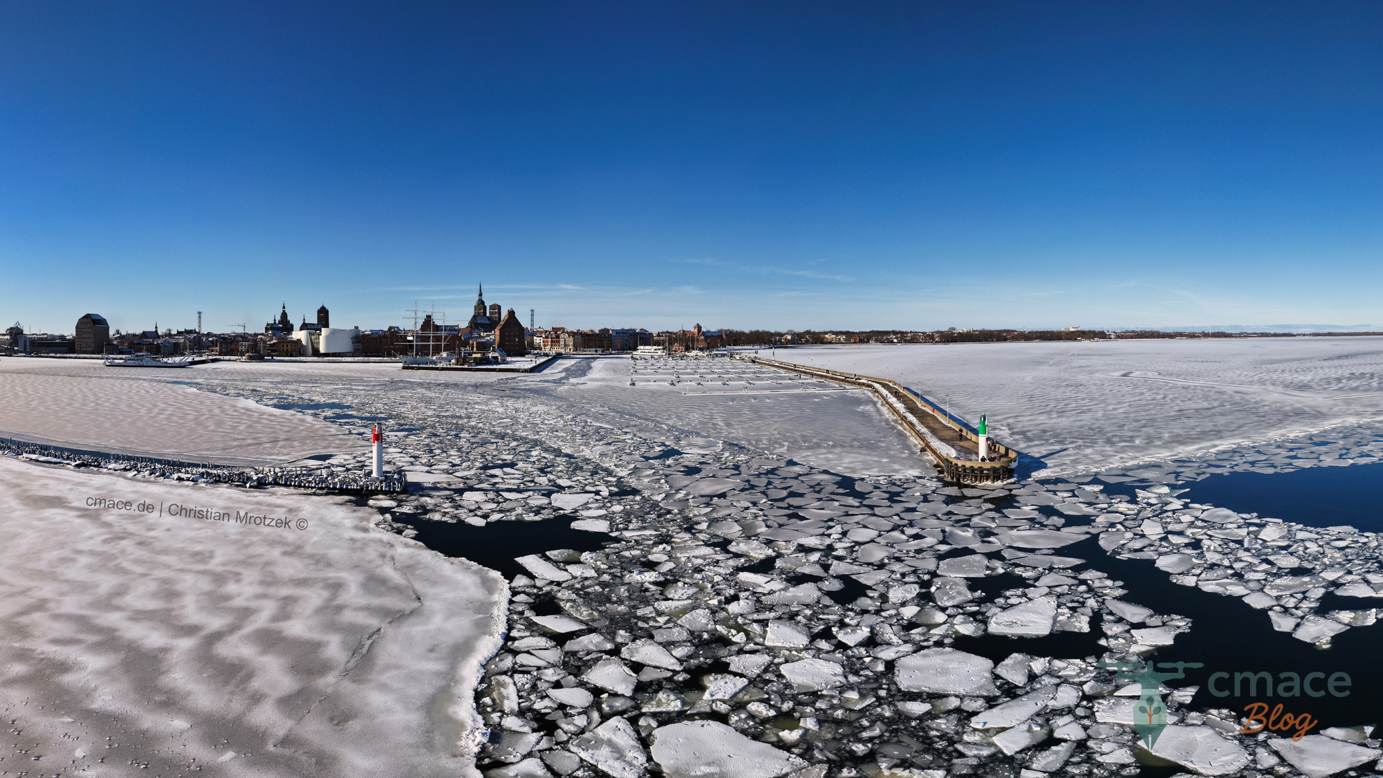 Stralsunder Hafen mit Mole und Leuchttürmen im Eis