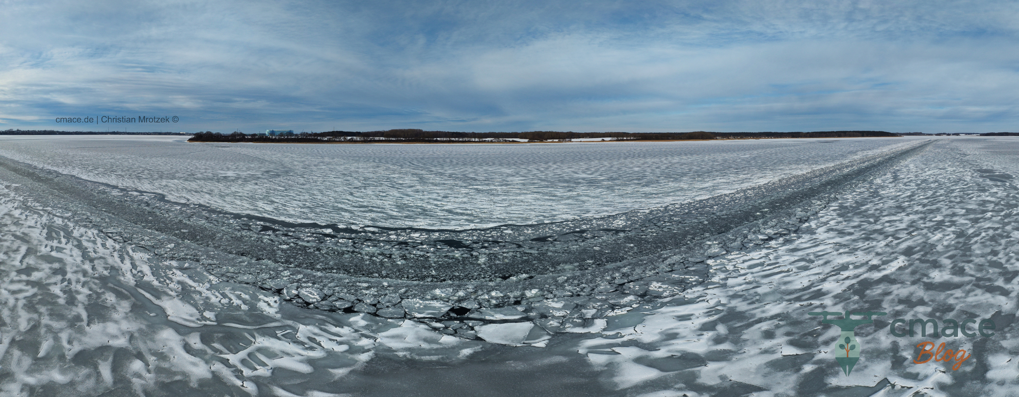 Panorama entlang der Fahrrinne im Eis