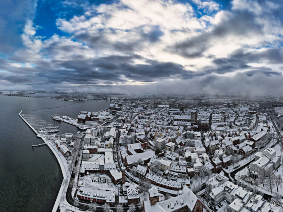 Luftaufnahme vom verschneiten Stralsund im Winter 2022 (Dezember)