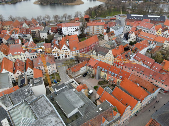 Baukran in der Altstadt Stralsund im März 2023 nach dem Aufbau