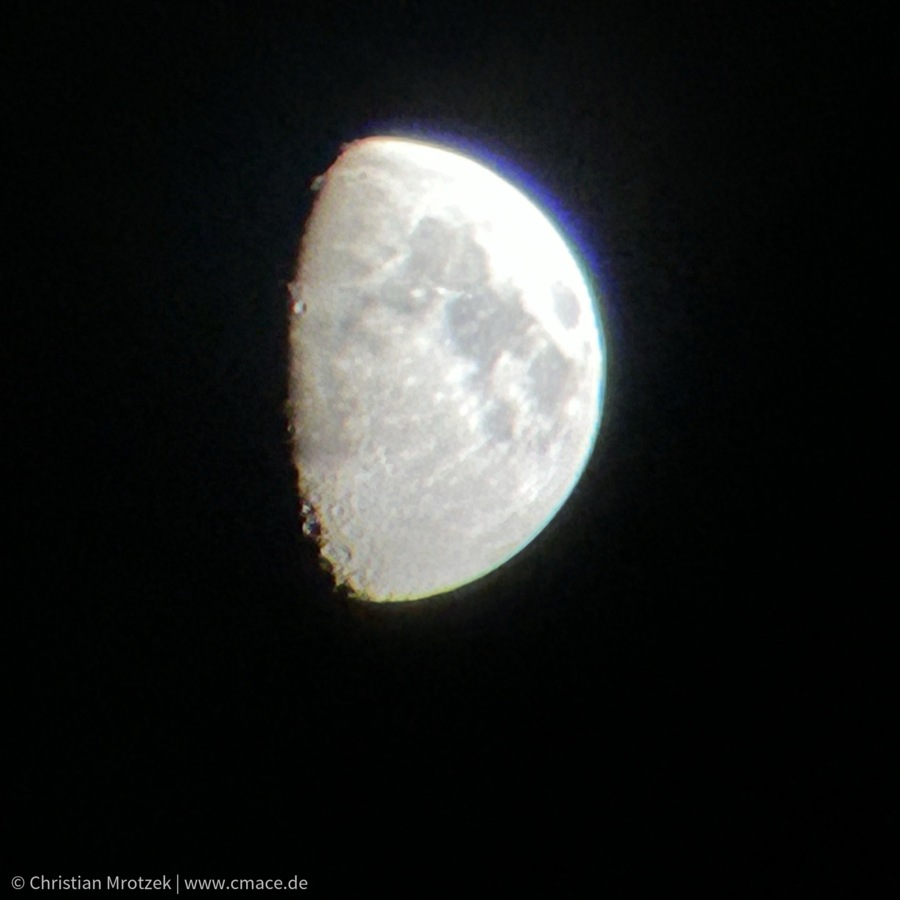 Mond fotografiert mit einem iPhone + Fernglas