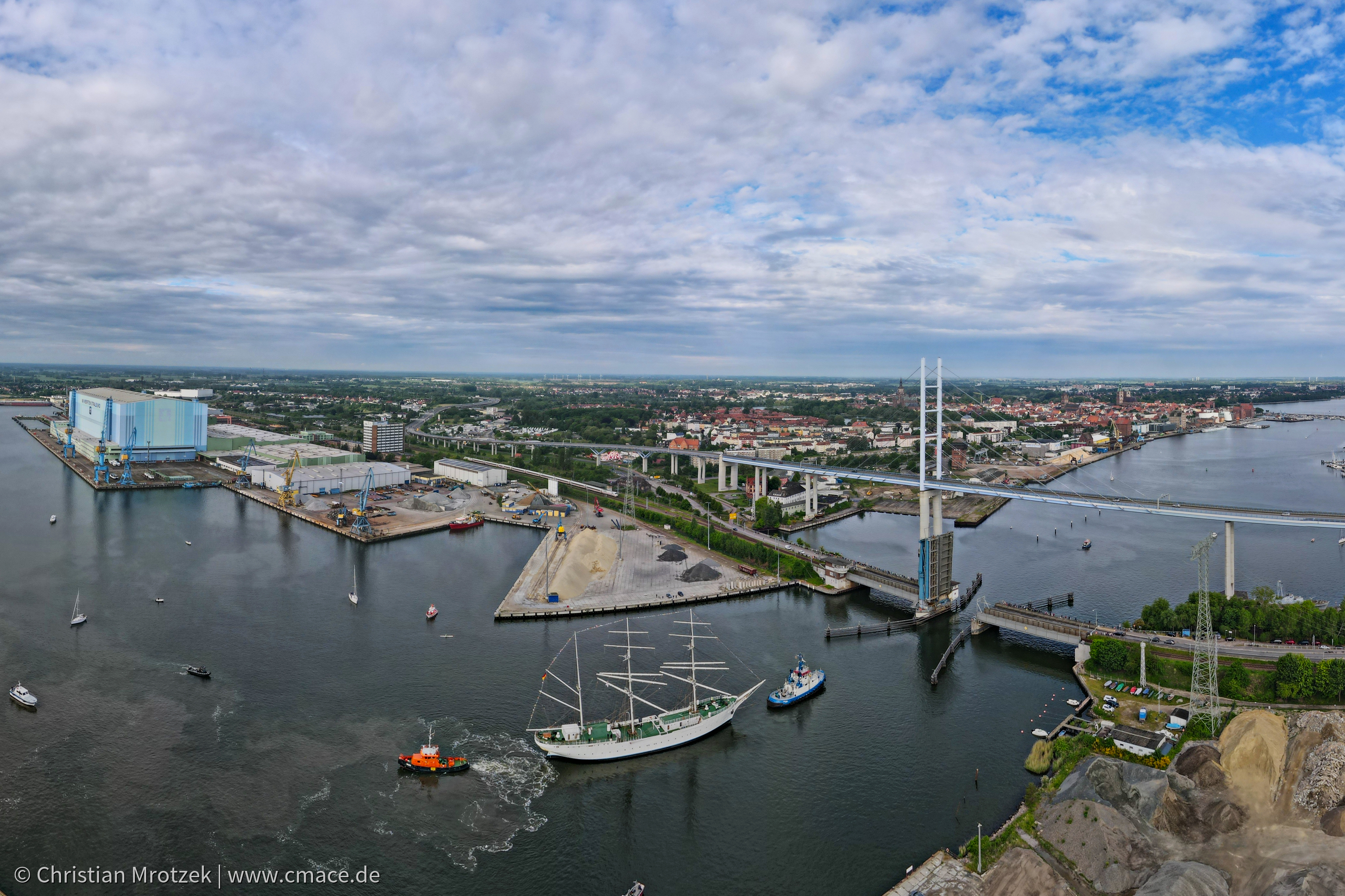 Gorch Fock I - Durchfahrt Ziegelgrabenbrücke