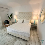 Elegantes Schlafzimmer mit direktem Meerblick