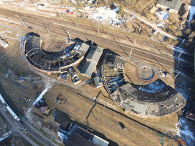 Verfallene Industriekultur: Luftaufnahme des Lokschuppens Stralsund