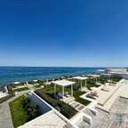 Blick über die Gartenanlage zum Meer
