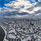 Luftaufnahme vom verschneiten Stralsund im Winter 2022 (Dezember)
