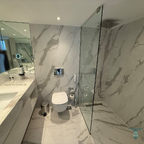 Großzügiges Badezimmer mit Dusche