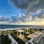 Blick über die Gartenanlage zum Meer