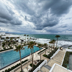 Pool und Meer unter Wolkenhimmel