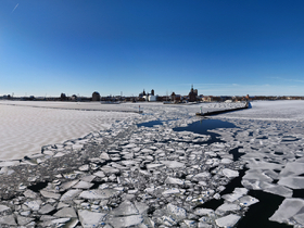 Panorama: Hafen, Strelasundbrücke und Werft im Eis