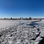 Panorama: Hafen, Strelasundbrücke und Werft im Eis