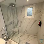 Modernes Badezimmer mit stilvoller Ausstattung
