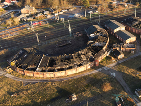 Verfallene Industriekultur: Luftaufnahme des Lokschuppens Stralsund