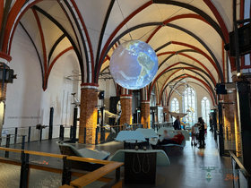 Der leuchtende Globus – Herzstück der modernen Ausstellung