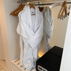 Kleiderschrank mit Bademänteln und viel Stauraum