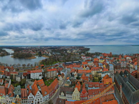 Baukran in der Altstadt Stralsund im März 2023 nach dem Aufbau