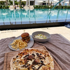 Pizza, Burger und Ceasar Salat am Pool zur Mittagszeit