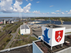 Volkswerft - Wappen und Koggen-Logo auf dem Werfthochhaus