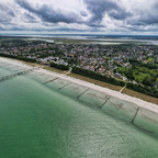 Zingst – Weite Küstenlandschaft und Seebrücke aus der Luft, Juni 2025