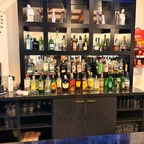 Auswahl alkoholischer Getränke an der Bar