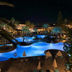 Poolansicht bei Nacht