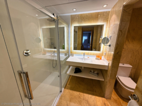 Modernes Badezimmer im Grupotel Parc Natural & Spa