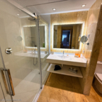 Modernes Badezimmer im Grupotel Parc Natural & Spa