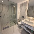 Modernes Badezimmer mit stilvoller Ausstattung
