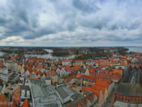 Baukran in der Altstadt Stralsund im März 2023 nach dem Aufbau