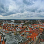 Baukran in der Altstadt Stralsund im März 2023 nach dem Aufbau