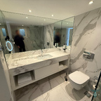 Modernes Badezimmer mit stilvoller Ausstattung