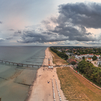 Panoramablick über Zingst: Wo Strand, Seebrücke und Ort verschmelzen
