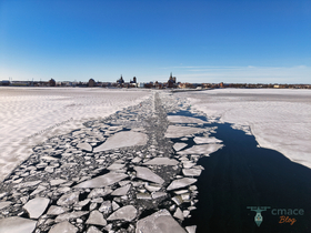 Eis und Fahrrinne: Blick zum Stralsunder Hafen