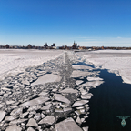 Eis und Fahrrinne: Blick zum Stralsunder Hafen