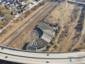 Verfallene Industriekultur: Luftaufnahme des Lokschuppens Stralsund