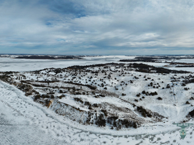 Höhe 23 Devin – Nahansicht im Schnee