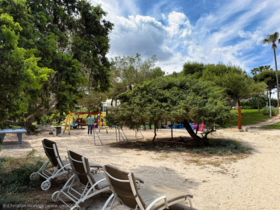 Ruhiger Erholungsbereich zwischen Hotel und Strand