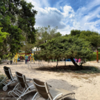 Ruhiger Erholungsbereich zwischen Hotel und Strand