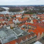 Baukran in der Altstadt Stralsund im März 2023 nach dem Aufbau