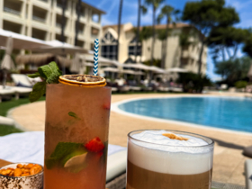 Cocktail und Kaffee am Pool – Genuss unter Palmen