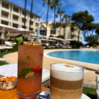 Cocktail und Kaffee am Pool – Genuss unter Palmen
