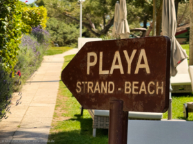 Wegweiser zum Strand – Playa de Muro