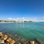 Aussicht von der Mole auf den Strand und das Grupotel Parc Natural & Spa