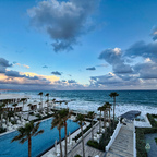 Hauptpool und Meer bei aufziehenden Wolken