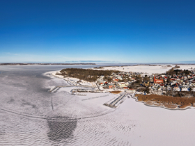 Blick über den winterlichen Strelasund nach Altefähr