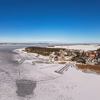Blick über den winterlichen Strelasund nach Altefähr